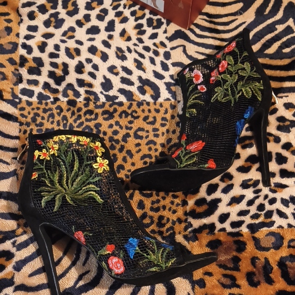 Liliana Black Heels with Colorful Floral Embroidery